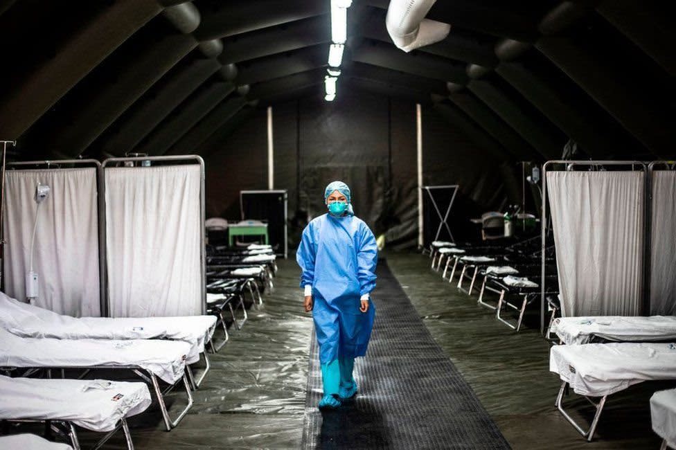 Sala hospitalaria provisional en Perú.