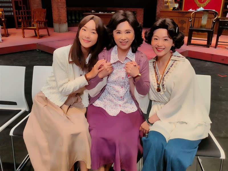 鍾瑶（左起）、孫翠鳳、楊小黎合作舞台劇《叫我林彩香！》。（圖／記者鍾智凱攝）
