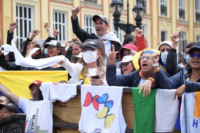 Simpatizantes del presidente electo de Colombia, Gustavo Petro, celebran antes de su ceremonia de investidura en la plaza de Bolívar de Bogotá, el 7 de agosto de 2022.