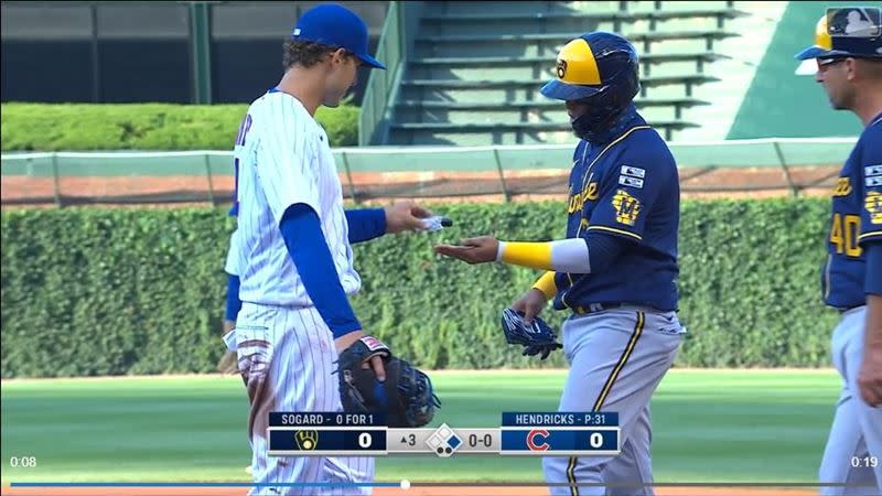 瑞佐（Anthony Rizzo）分享乾洗手給對手。（圖／翻攝自MLB官網）