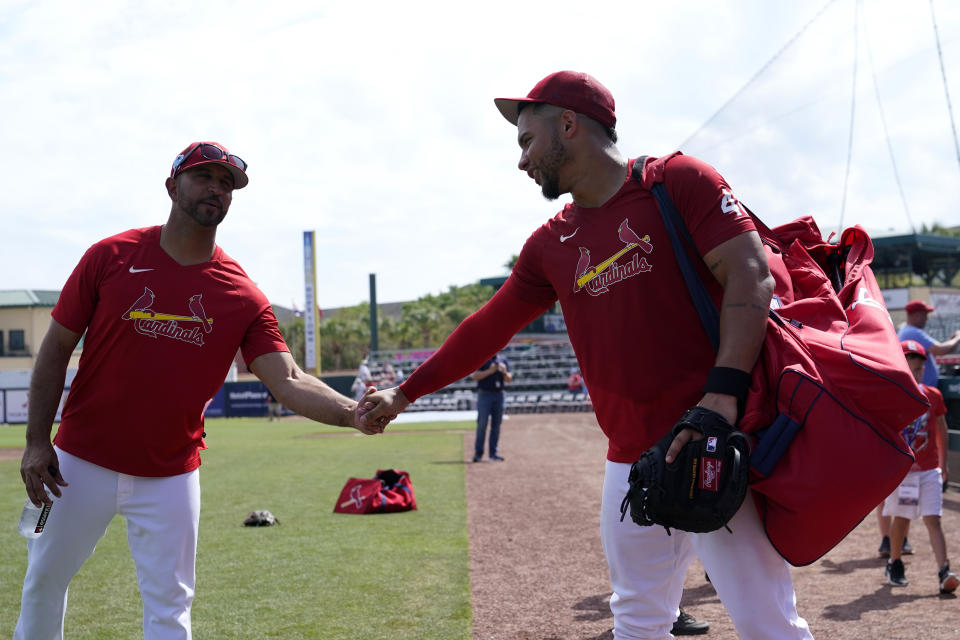 St. Louis Cardinals manager Oliver Marmol, left, shakes hands with catcher Willson Contreras, right, before a spring training baseball game against the Houston Astros, Monday, March 6, 2023, in Jupiter, Fla. (AP Photo/Lynne Sladky)