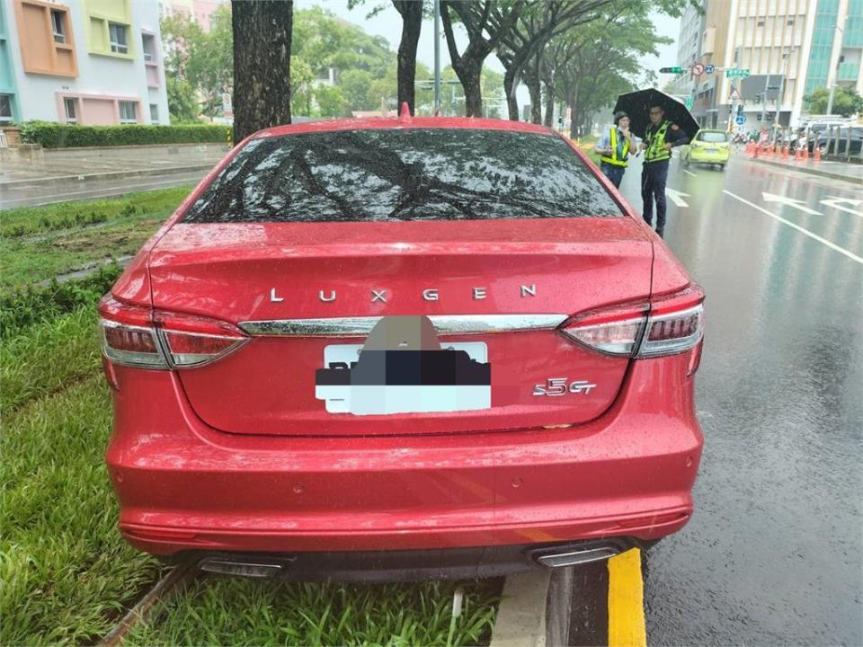 快新聞／高雄輕軌又遭闖！婦人疑暈眩「開上軌道」　一度停駛1小時