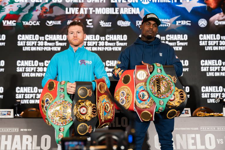 Una colección de campeones: Canelo Álvarez y Charlo, con sus cinturones mundialistas