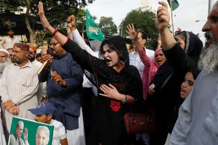 Supporters of the Pakistan Muslim League - Nawaz (PML-N) chant slogans against the arrest of their activists in Lahore who were on their way to welcome ousted Prime Minister Nawaz Sharif and his daughter Maryam, during a protest in Karachi, Pakistan July 13, 2018. REUTERS/Akhtar Soomro