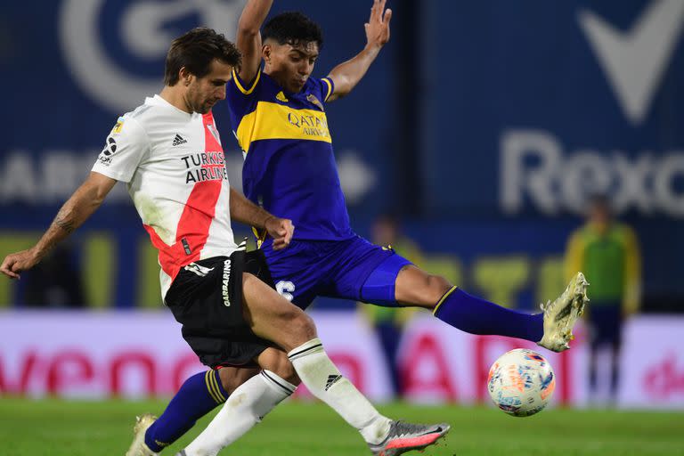 Leo Ponzio, de River, ante Cristian Medina, juvenil de Boca; el superclásico se disputará en el Monumental
