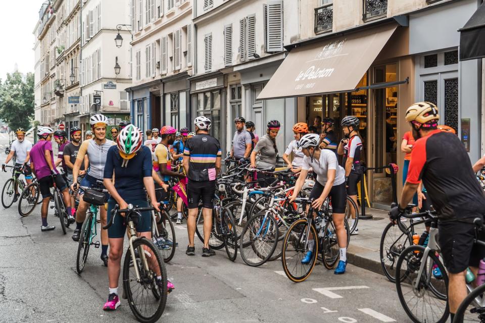 cyclists during the 2022 tour de france at le peloton cafe in paris france