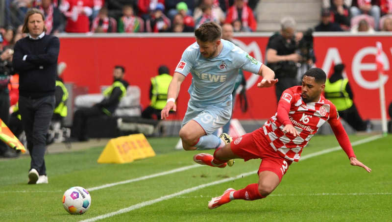 Mainz's Phillip Mwene (R) and Cologne's Jan Thielmann battle for the ball during the German Bundesliga soccer match between FSV Mainz 05 and 1. FC Cologne at Mewa Arena. Torsten Silz/dpa