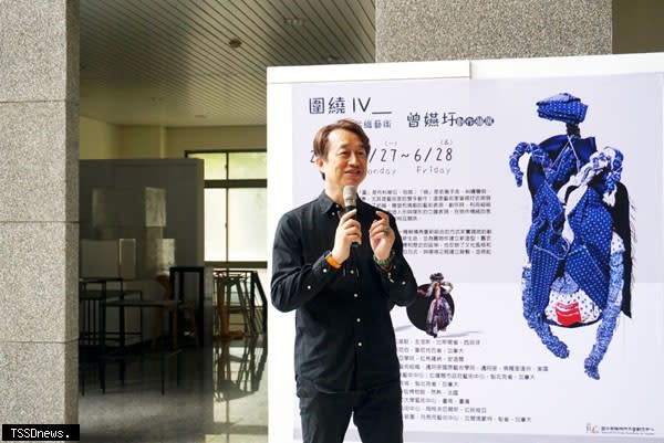 虎科大藝術中心主任李彥希勉勵學子觀展，重新思考閒置衣物與自身生命故事的連結。（記者劉春生攝）