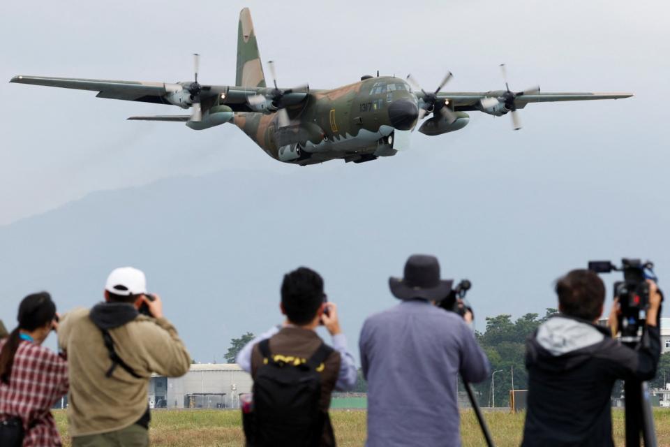 台灣空軍的C-130運輸機1月30日在屏東的媒體招待會中起飛。路透社