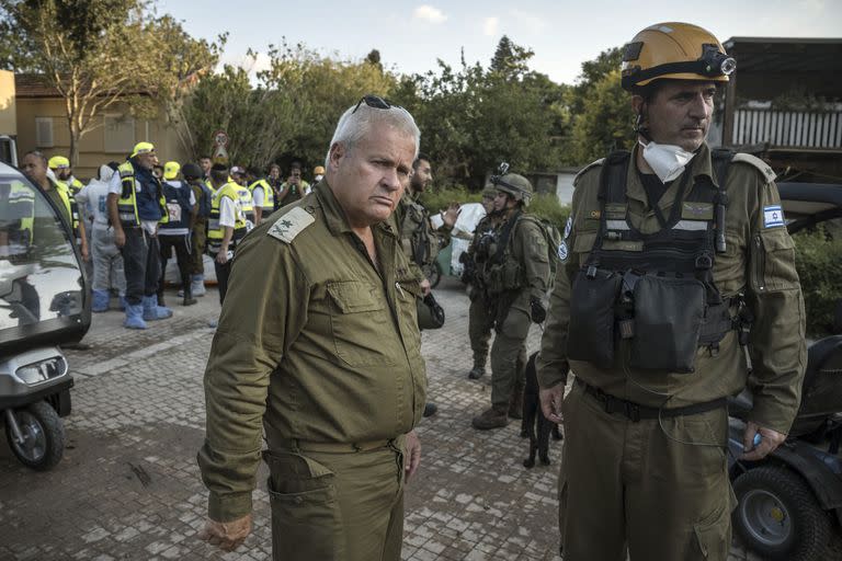 Israel Ziv, un general retirado del Ejército Israelí, en el lugar de una fiesta rave donde Hamas perpetró una masacre en la que murieron más de 250 personas, a pocos kilómetros de la frontera con Gaza, en el kibutz Be'eri, Israel, el 11 de octubre de 2023.