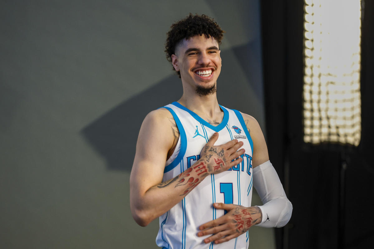 Hornets' LaMelo Ball wears protective ankle braces in first practice ...