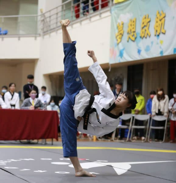 個人高中女子黑帶 冠軍 北科附工楊長螢。大會提供