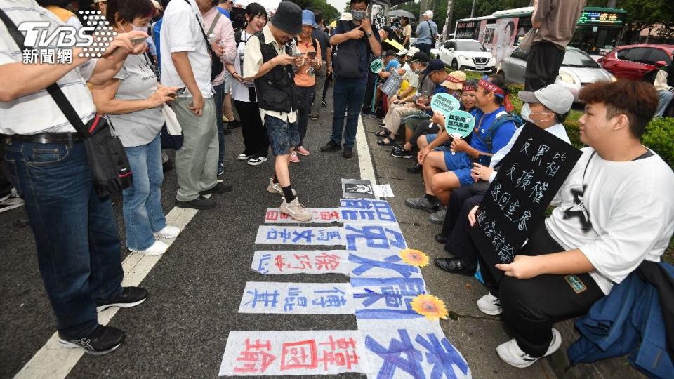 現場有民眾請大家踩過立委名字。（圖／胡瑞麒攝）