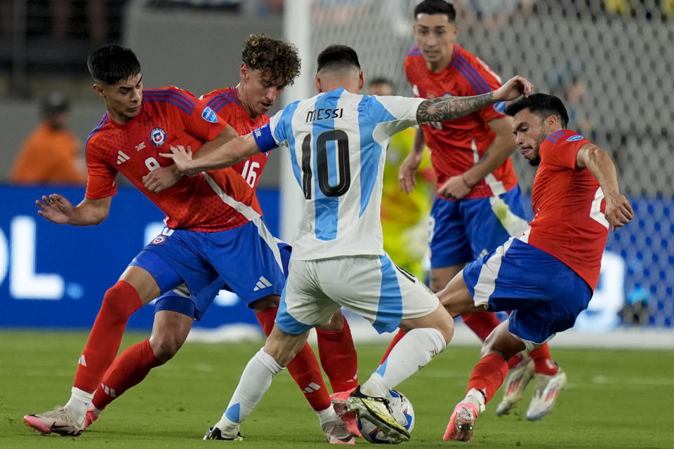 Argentina's Lionel Messi (10) controls the ball during a Copa America Group A soccer match against Chile in East Rutherford, N.J., Tuesday, June 25, 2024. (AP Photo/Julia Nikhinson)