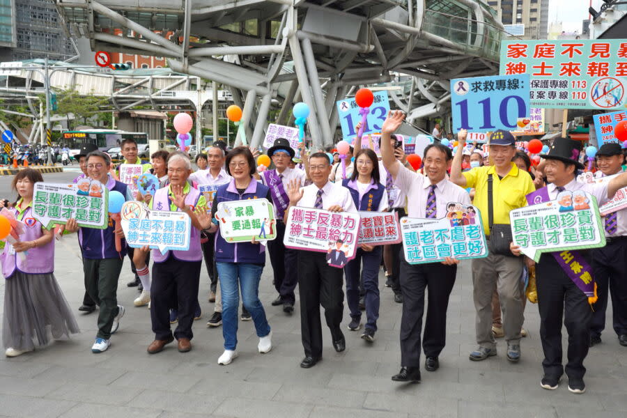 圖／社會局長李美珍與紳士協會街頭宣導，象徵113年新北市護老反暴宣導啟動。（新北市政府社會局提供）