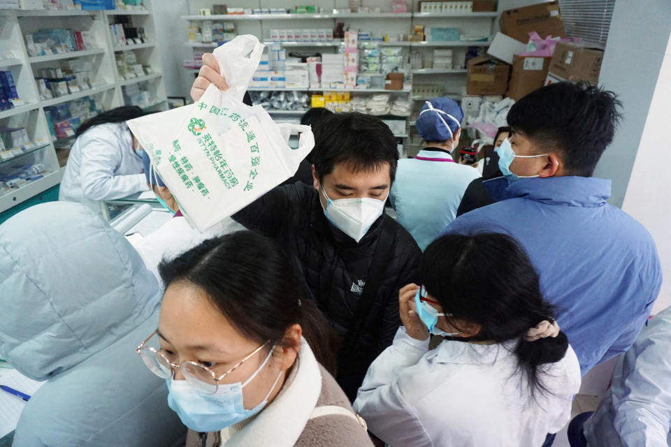 Personas hacen cola para comprar kits de prueba de antígenos para la enfermedad por coronavirus (COVID-19), en una farmacia en Hangzhou, provincia de Zhejiang, China, 19 de diciembre de 2022. China Daily vía Reuters.