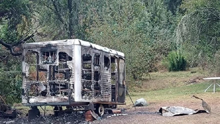 El puesto de Gendarmería incendiado. Había sido colocado hace dos semanas para custodiar la zona