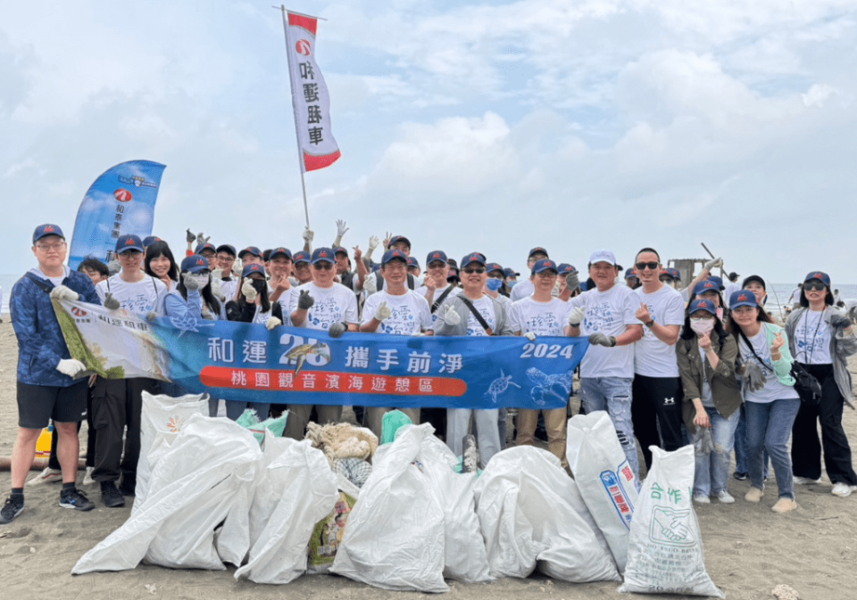 2024/4/21和運租車參與集團主辦的桃園觀音濱海遊憩區淨灘活動，本場次有130位同仁共襄盛舉，一起撿塑維護海岸環境。(圖片提供：和泰)