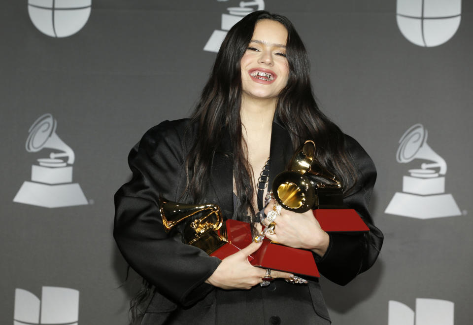 Rosalía posa tras ganar los Latin Grammy al álbum del año ("El mal querer"), mejor canción urbana ("Con altura") y mejor álbum de pop vocal contemporáneo ("El mal querer") el jueves 14 de noviembre del 2019 en Las Vegas. La cantante española actuará el 26 de enero del 2020 en la ceremonia de los premios Grammy en Los Ángeles. (Foto por Eric Jamison/Invision/AP)