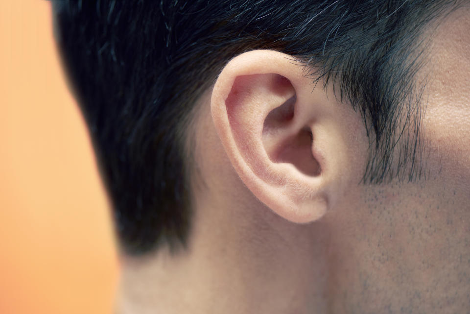 Manche Menschen können ihr Ohr noch mit Muskelkraft bewegen. Bringen tut ihnen das wenig. (Foto: Getty Images)