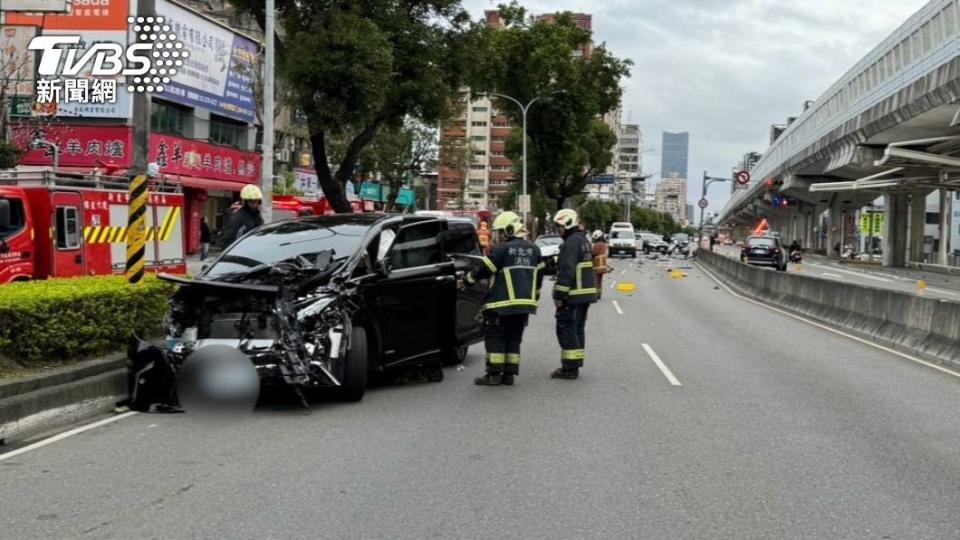 Alphard車頭撞爛。（圖／TVBS）