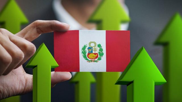 3 razones por las que la economía de Perú sigue creciendo pese a las constantes crisis políticas en el país