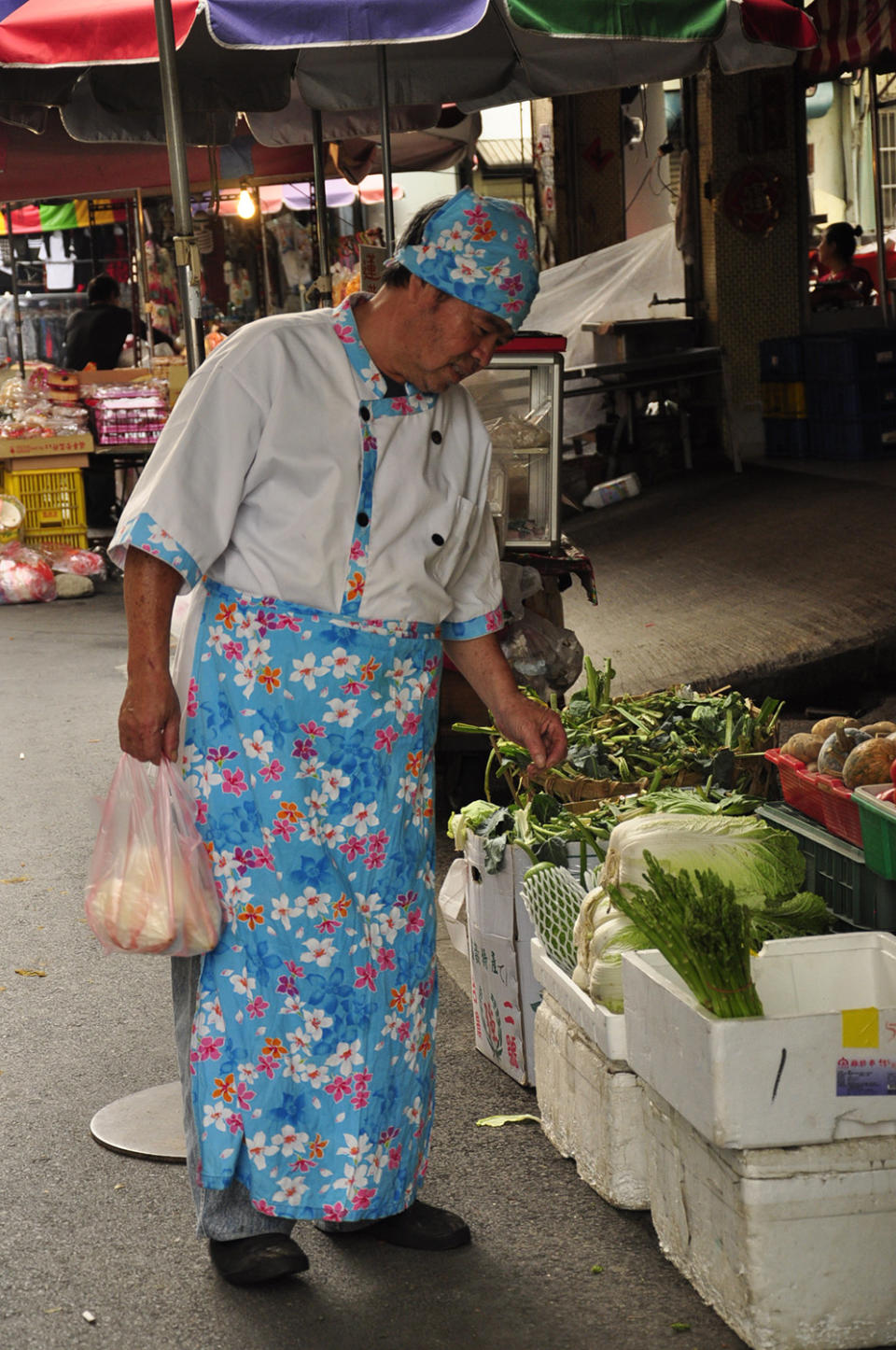 店內提供民眾預約DIY客家料理製作，阿聰師正帶領民眾前往市場採買食材。　圖：蕭沛涵／攝