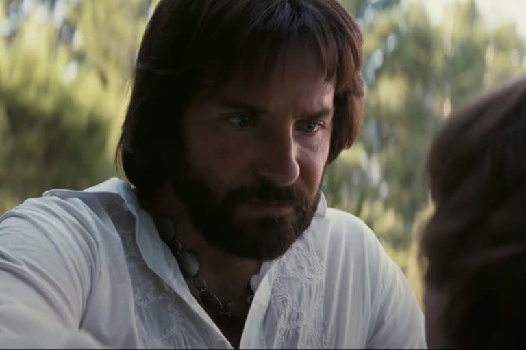 Bradley Cooper interpreta una versión del productor Jon Peters en Licorice Pizza