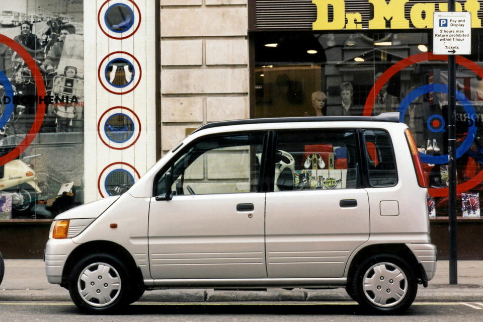 Roi du « key-car » qui concentre un maximum de place dans un volume minimal comme ce Move de 1996, Daihatsu se retrouve dans la tourmente.   - Credit:Daihatsu