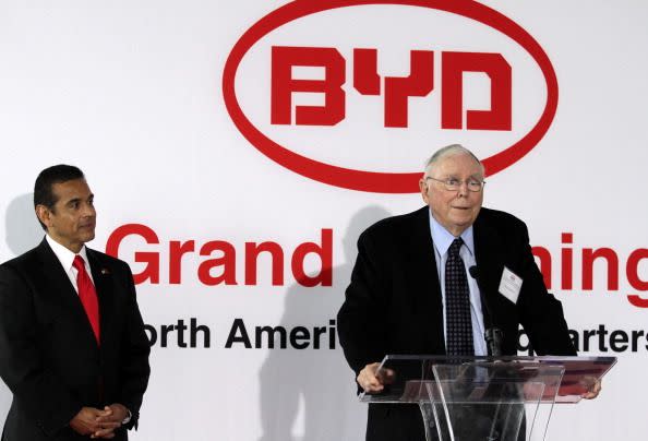 Charles Munger, Vice Chairman der Berkshire Hathaway Inc., spricht bei der Eröffnung des nordamerikanischen Hauptsitzes des chinesischen Autoherstellers BYD. (Getty Images)