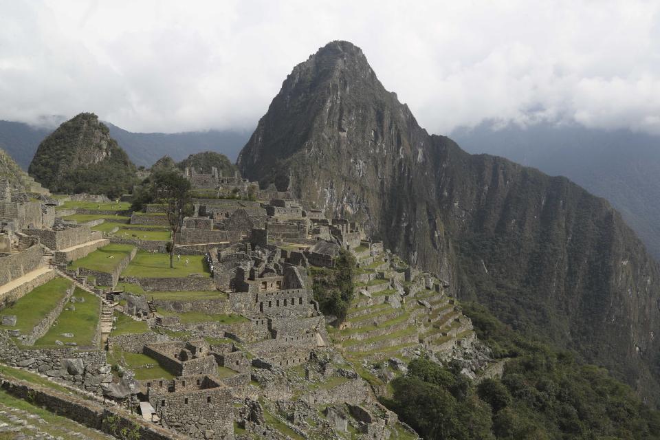 El sitio arqueológico de Machu Picchu está desprovisto de turistas mientras está cerrado en medio de la pandemia de COVID-19, en el departamento de Cusco, Perú, el martes 27 de octubre de 2020. (AP Foto/Martin Mejia)