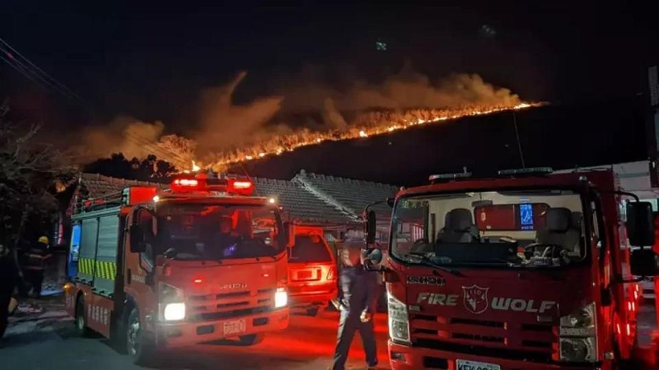 過完農曆年掃墓是苗栗客家民族特有傳統，但公墓火警讓消防局疲於奔命。（圖：消防局提供）