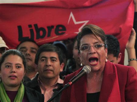 Xiomara Castro (R), presidential candidate of the Liberty and Refoundation party (LIBRE), addresses followers in Tegucigalpa November 29, 2013. Honduras' conservative ruling party candidate, Juan Hernandez, won Sunday's presidential election after campaigning on a promise to tame rampant drug gang violence that has given the struggling nation the world's highest murder rate. Castro, wife of ousted former leader Manuel Zelaya, called on her supporters to take to the streets as she denounced fraud and refused to accept the results, according to local media. REUTERS/Jorge Cabrera