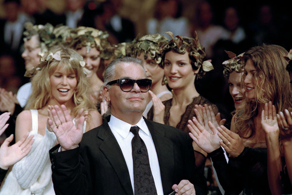 ARCHIVO - El diseñador de moda alemán Karl Lagerfeld agradece el aplauso de sus modelos al final del desfile que diseñó para la casa de moda francesa Chanel, para la colección de alta costura otoño-Invierno 1993-94 en París, el 20 de julio de 1993. El lunes 1 de mayo de 2023, ha llegado y el legado de Lagerfeld se exhibirá en la gala del Met y en la exposición complementaria de la fiesta de recaudación de fondos en el Instituto del Vestido del Museo Metropolitano de Arte. (Foto AP/Lionel Cironneau, archivo)
