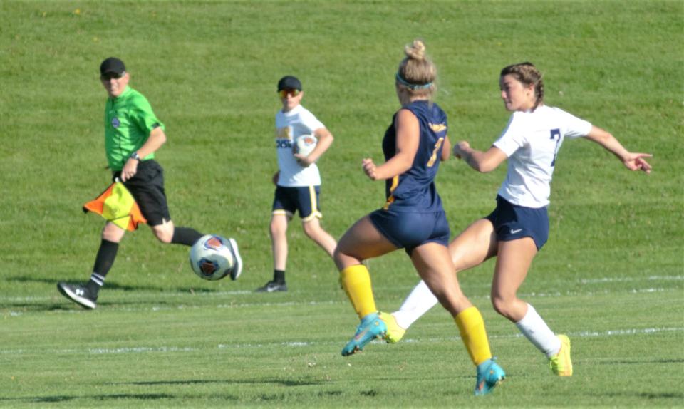 Mariah Turner dispara lo que sería el primer gol de un partido de cuartos de final del distrito MHSAA de fútbol de la escuela secundaria entre Gaylord y Cadillac el jueves 25 de mayo en Cadillac, Michigan.