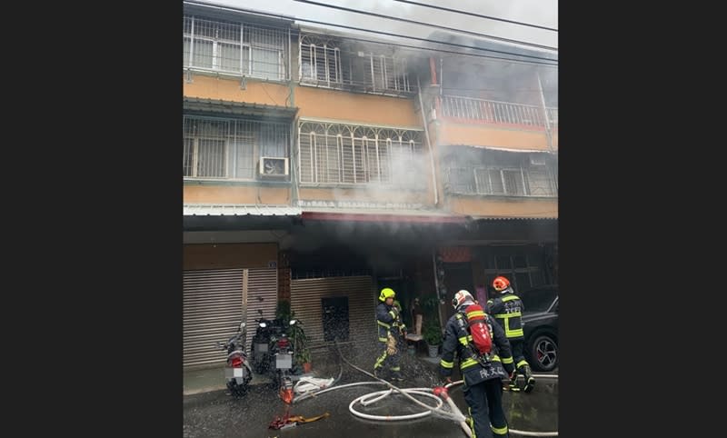 台中市太平區一處住宅21日下午發生火警，濃煙不斷從屋內竄出，消防局獲報派員到場灌救。（翻攝照片／中央社）