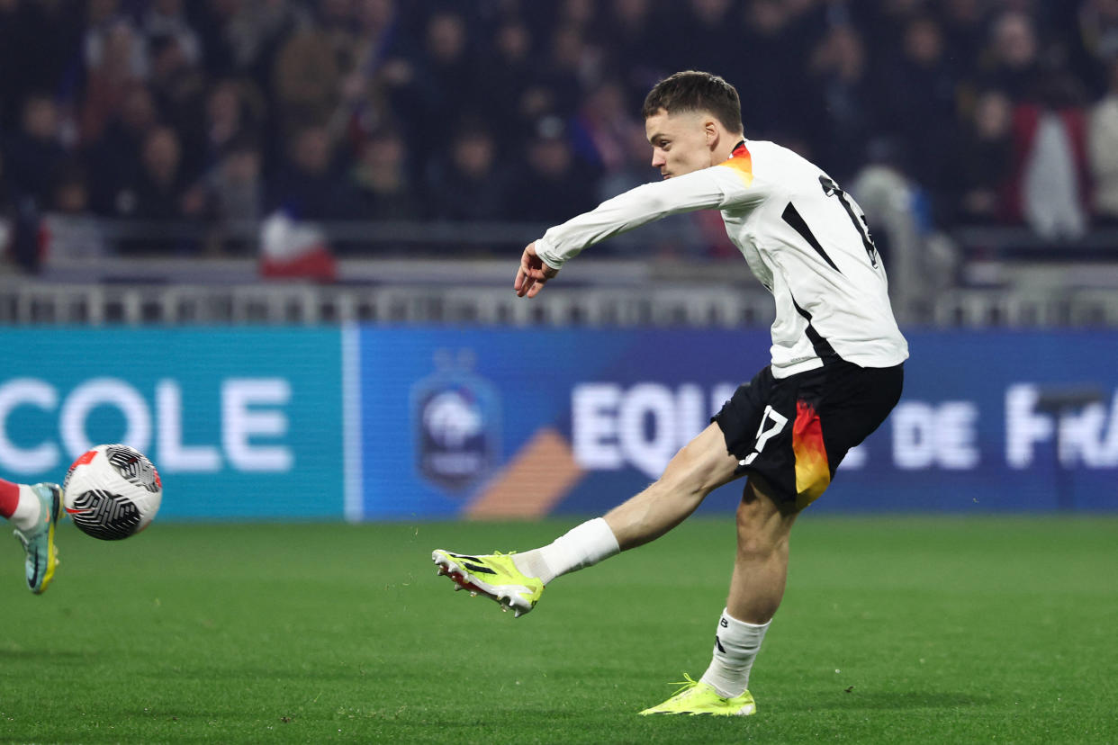 Le milieu de terrain allemand, Florian Wirtz, marque le premier but de l’Allemagne lors du match amical entre la France et l’Allemagne, au Groupama Stadium de Lyon, le 23 mars 2024.