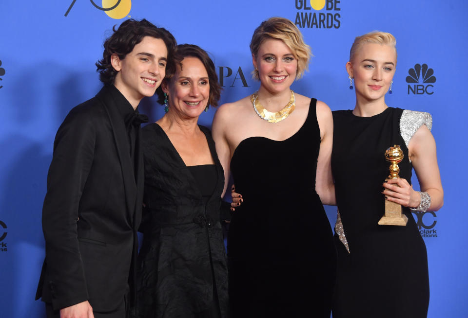 <p>Tout le casting de “Lady Bird”, le film de Greta Gerwig récompensé lors de la 75ème cérémonie. Crédits : AFP et Getty </p>