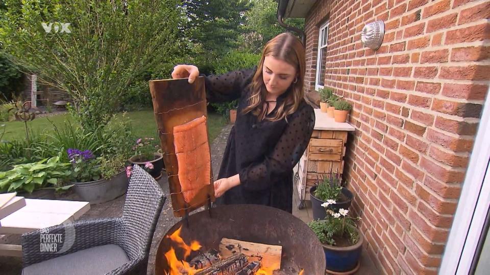 Der Lachs für die Hauptspeise gart über offenem Feuer.
 (Bild: RTL)