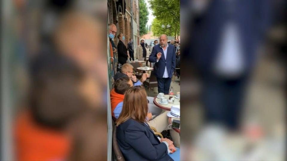 Éric Dupond-Moretti et Damien Rieu ont eu un vif échange samedi à Péronne dans la Somme.  - BFMTV