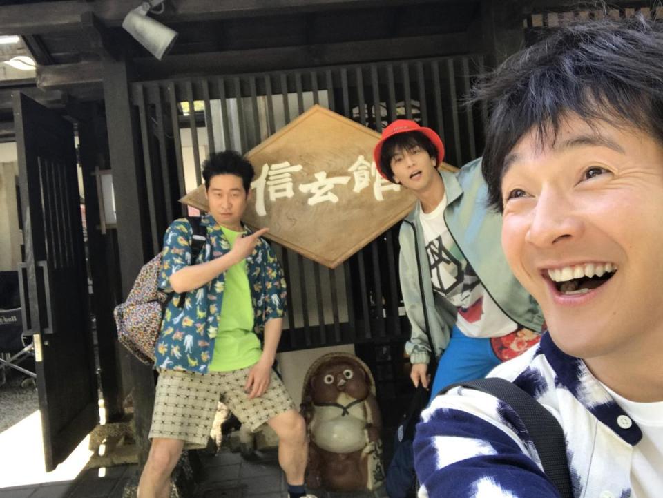 岩田剛典（右二）在片中是溫泉同好會的成員，大學畢業後也經常和好久走訪日本各地的溫泉勝地。（中影提供）
