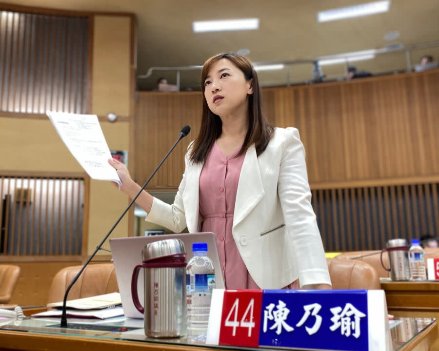 新北市議員陳乃瑜痛批，侯友宜落跑選總統就是詐騙的行為，而市警局美化數字的手段也是詐騙行為，新北市不是侯侯做代誌，而是侯侯詐騙！（圖／新北市議員陳乃瑜提供）