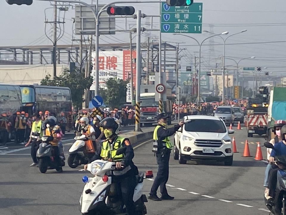 中市警呼籲欲參加遶境活動民眾，多利用大眾運輸及接駁車前往大甲市區。(圖/林㤈輝翻攝) 