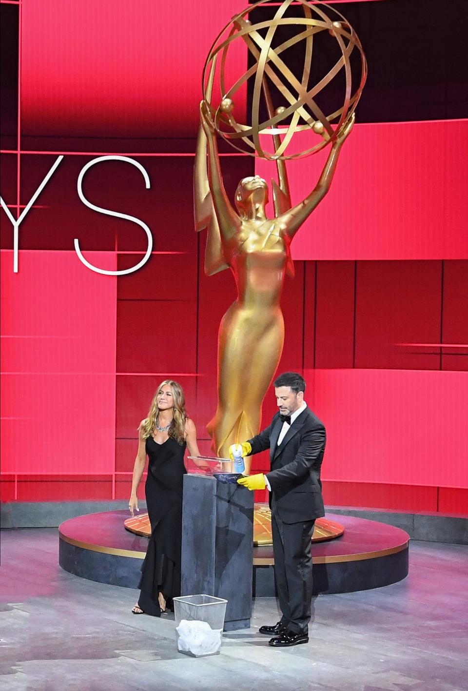 <h1 class="title">JENNIFER ANISTON, JIMMY KIMMEL</h1><cite class="credit">Image Group LA</cite>