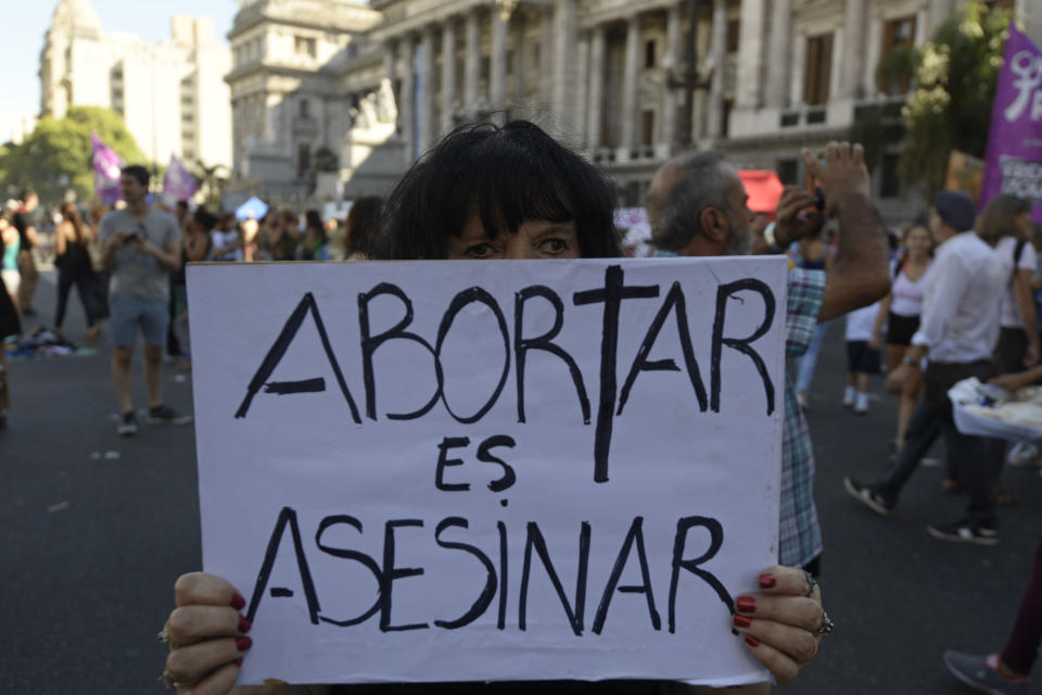 Una mujer en Argentina en una manifestación contra el aborto. (JUAN MABROMATA/AFP/Getty Images)