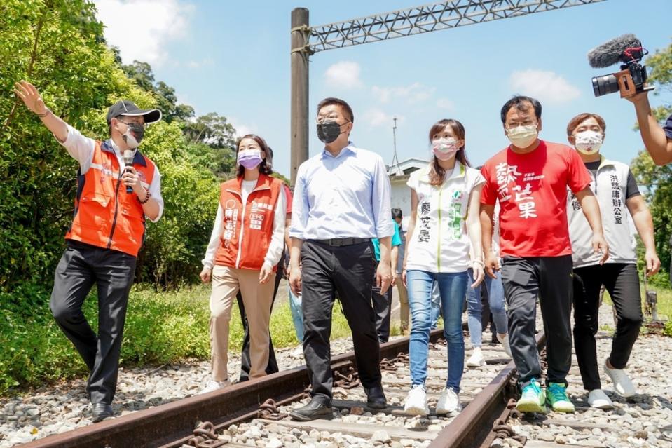 《圖說》立法院副院長蔡其昌（前中）會勘舊山線，推動鐵路觀光。（蔡其昌服務處提供）