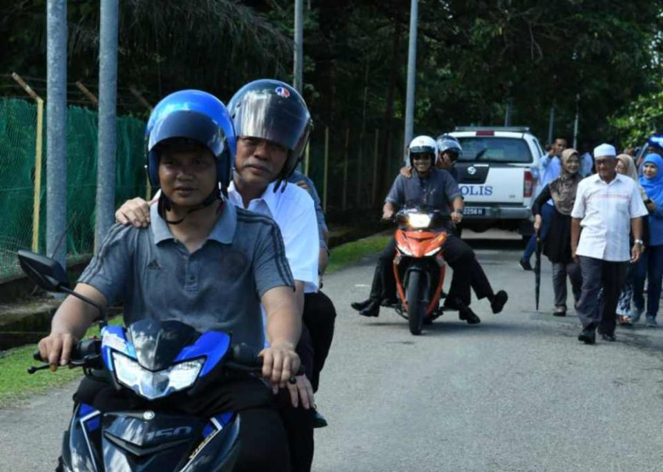 Chief Minister Datuk Seri Shafie Apdal was seen visiting polling centres starting in Bongawan on the back of a motorbike.