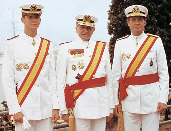 El rey Juan Carlos junto a su padre, don Juan y su hijo, el príncipe Felipe