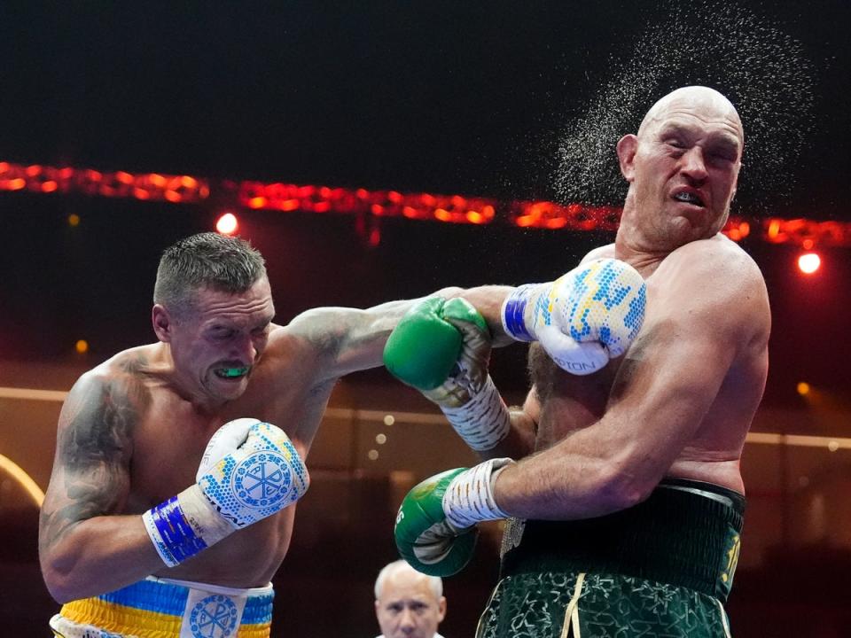 Usyk (izquierda) estuvo cerca de detener a Fury en el noveno asalto (Nick Potts/PA Wire)