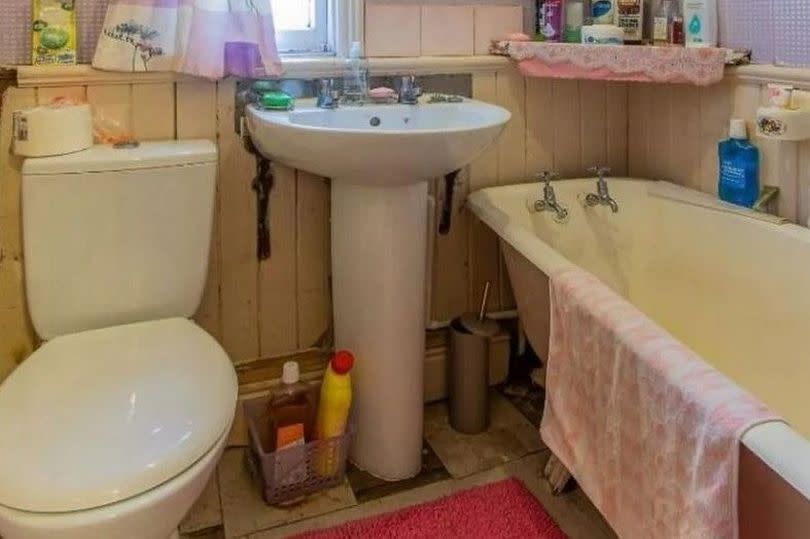 BEFORE: Combined with the kitchen, the bathroom was a space that needed most attention